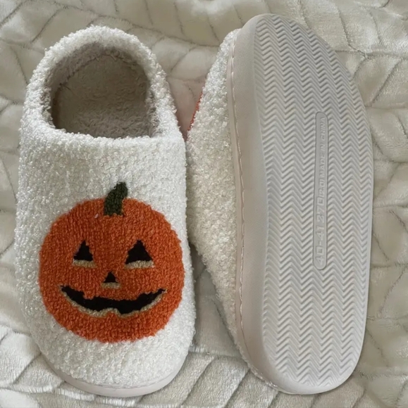 New soft Halloween Fall pumpkin slippers size 5 thru 10 available see al… - Picture 4 of 8